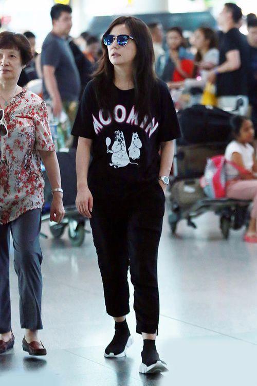 不管赵薇瘦没瘦，这裤子穿的很不安分！标准的诠释了上身美下身丑