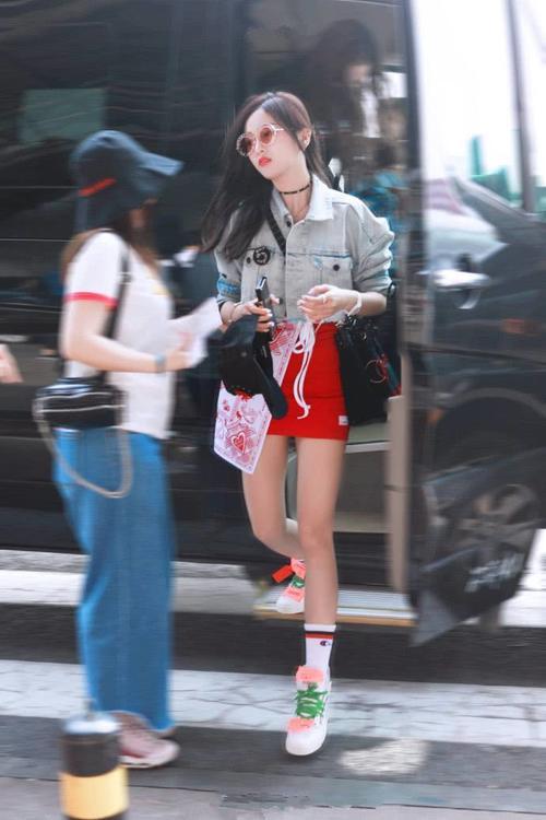 街拍；打底裤更能突显美女的青春活力，上身后简直太漂亮了！