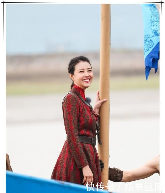 51岁周海媚厉害了！睡衣出街丝毫不显老气，无修图比精修图还美