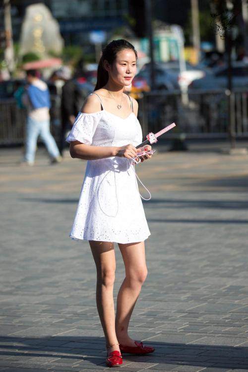 街拍：气质小姐姐一袭紧身裙，凸显迷人身姿，性感时尚