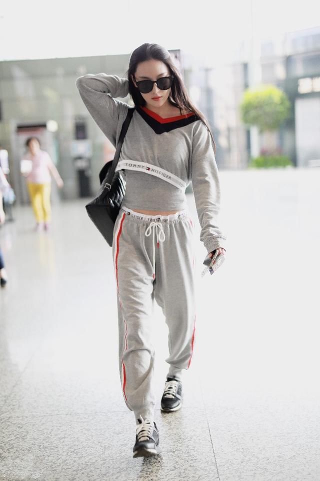 一向玩性感的张馨予，穿个宽大的衣袖裙看着都不习惯了！