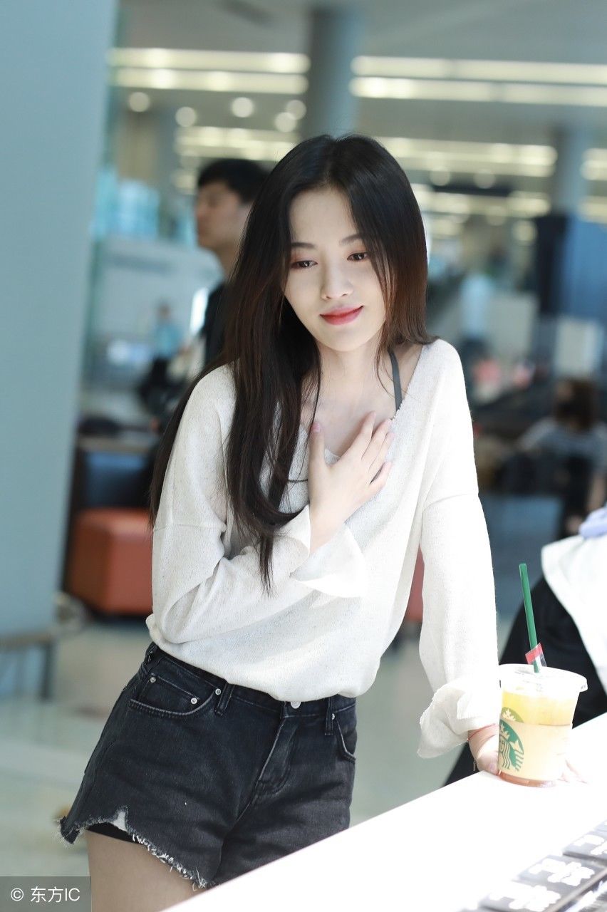 鞠婧祎黑白穿搭精致亮相，肤白貌美大长腿