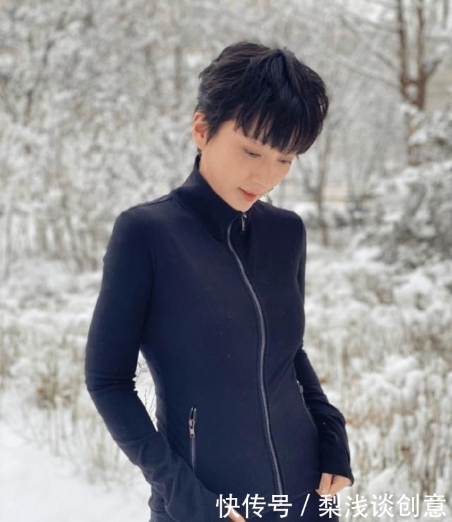  蔓见@前港姐李松蔓见雪太兴奋，凌空一字马造型夸张！网友：第一次见？