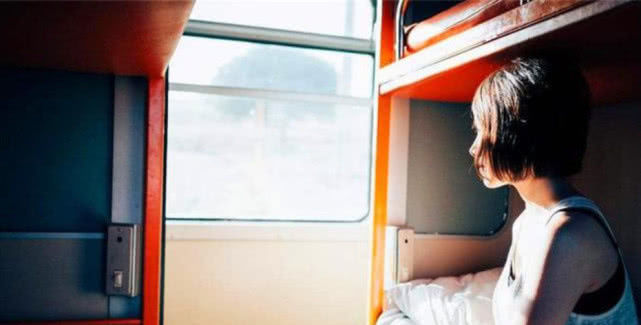  「高铁」为何乘客宁愿坐火车卧铺，也不愿去坐高铁与飞机？原因