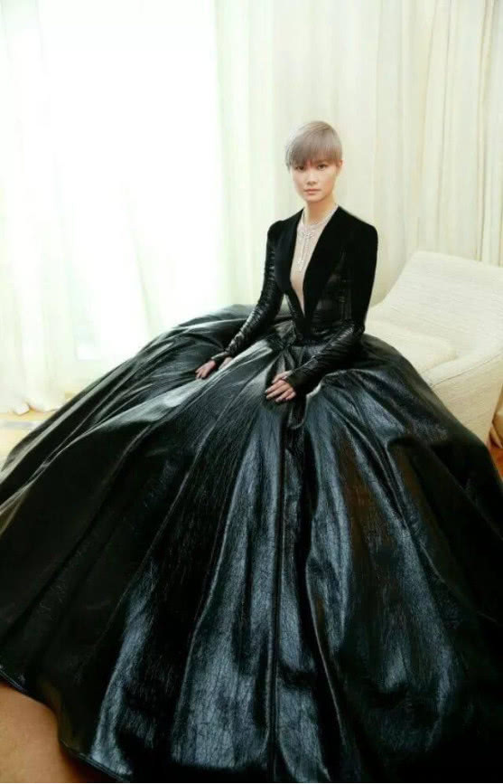 张靓颖和李宇春同时现身机场，曾经的超女如今一对比就逊色不少！