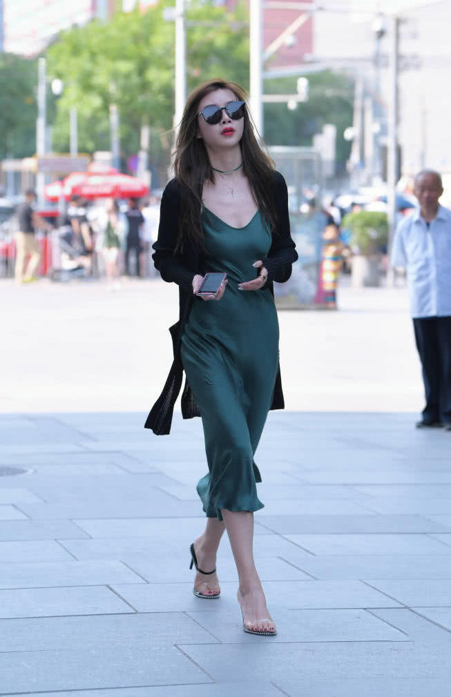 时尚御姐修身穿搭尽显完美的S曲线，让人忍不住多看两眼！