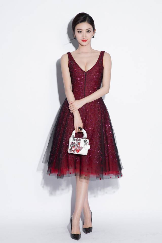 景甜穿衣变保守了？吊带裙搭长裤腿都不秀了，恋爱的女人就是不一