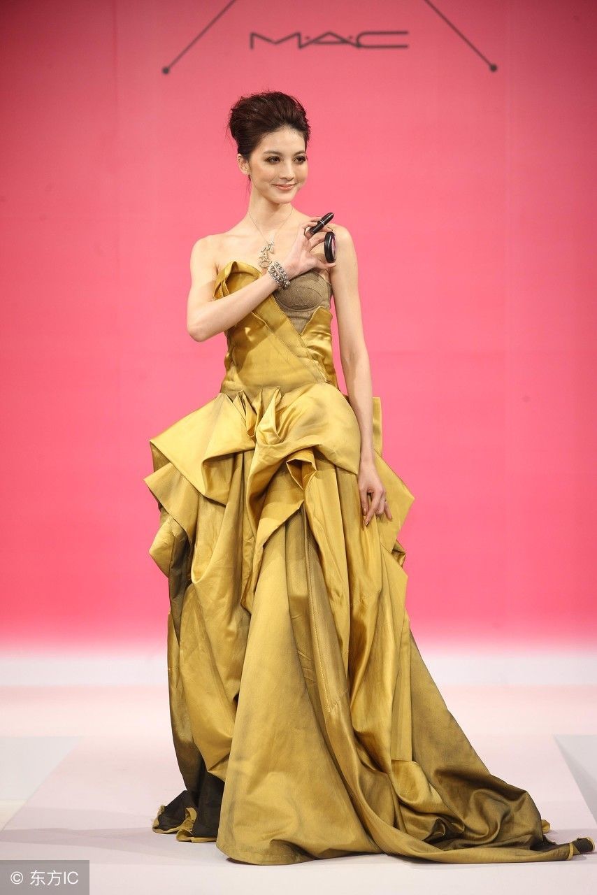 吴亚馨:这一身礼服，绝对的女神范儿