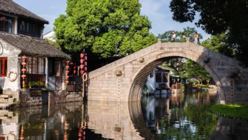 适合独自一人旅游的2座古镇,风景好比人间仙境,游客:来了不想