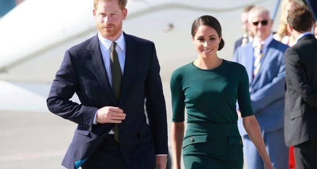 梅根买包忘撕塑料袋同哈里出席活动，网友：又做这么失礼的事