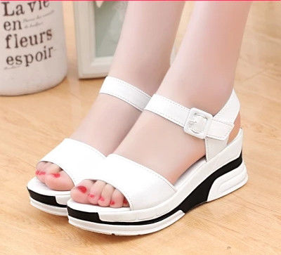 没找到合适的女鞋配裙子，瞧瞧这些跟裙子百搭的凉鞋，时髦又洋气