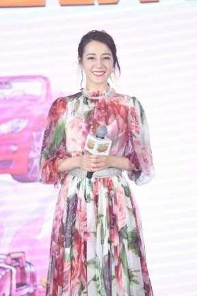 迪丽热巴撞衫戴安娜王妃侄女，明星与贵族的气质差距一目了然