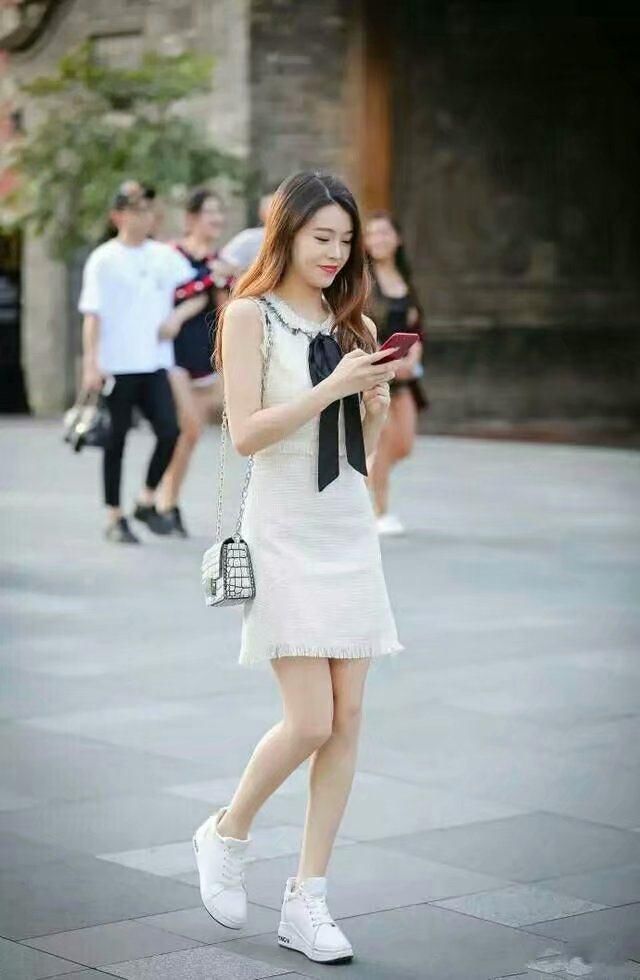 街拍:这位美女身材非常高挑，加上现在黑色的高跟凉鞋