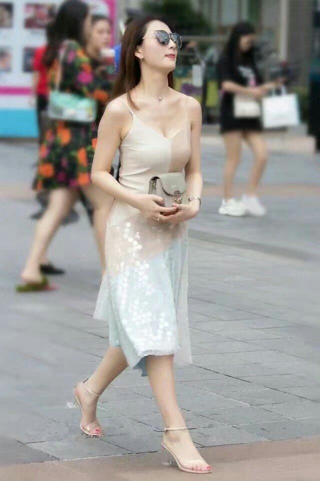 街拍:单凭姑娘的衣着，我就感觉你的性感且内心火辣