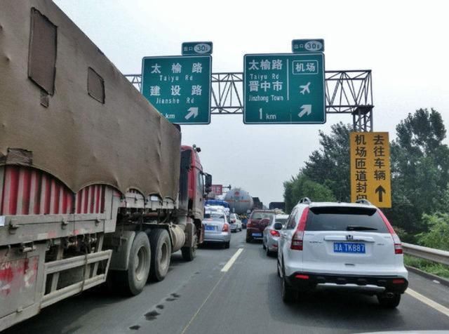  汽车@国内堵车的真正原因，真的是修路和红灯多吗？其实不然