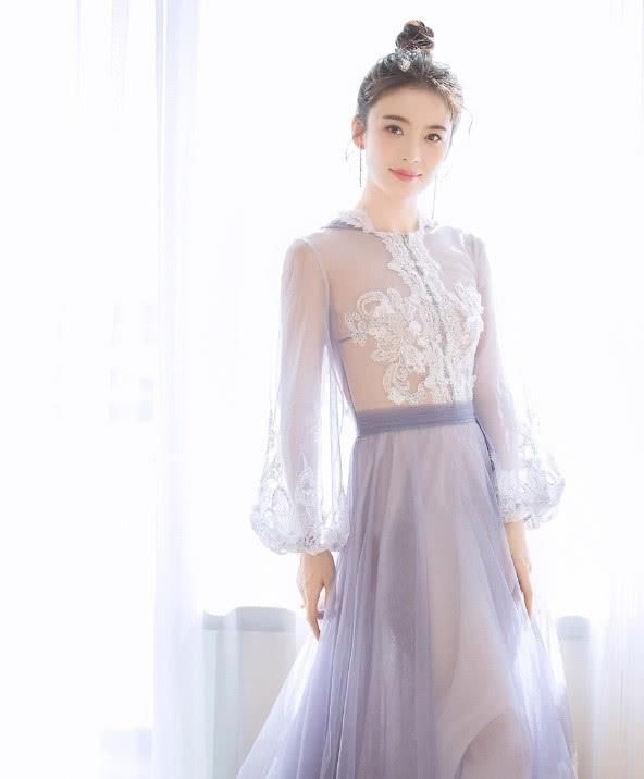 她曾红毯上“一摔成名”，被誉为最美程英，颜值气场不输热巴！