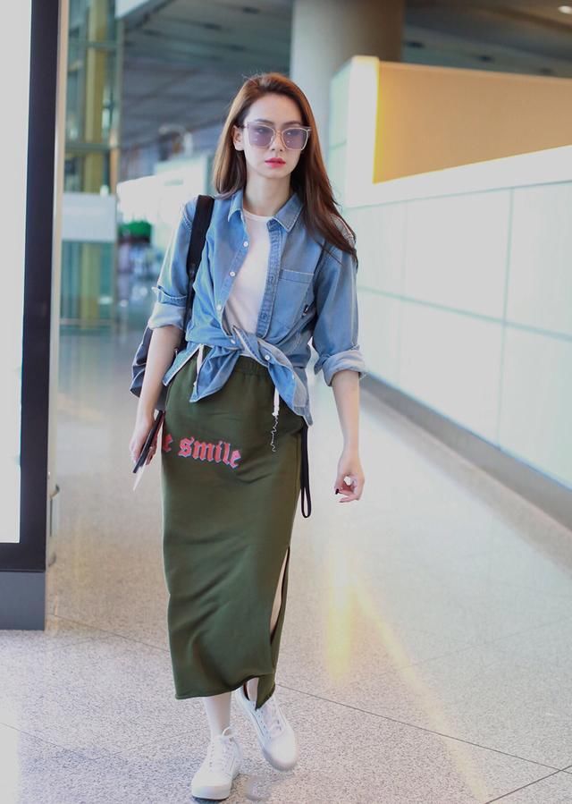 『刘涛』别学刘涛把衬衫塞裙子里，看她塞一半留一半的造型，显腿长又飒爽