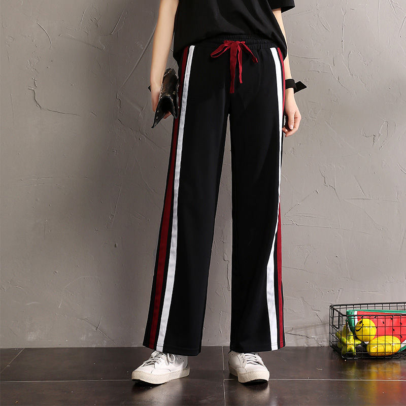 小脚裤过时了，今秋流行“阔腿直筒裤”，搭洋气小衫，美嫩又吸睛