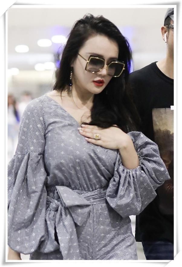 冉莹颖厉害了!事业线怎么遮都遮不住,网友:邹市明真是好福气!