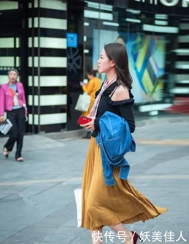  『显得』高跟鞋搭配连衣裙，在春天显得格外的迷人
