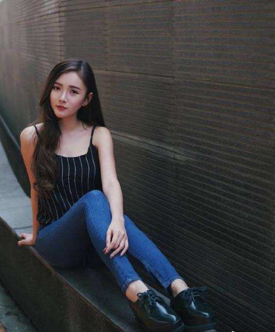 街拍: 小姐姐不食人间烟火, 太清纯我任性我就要秀!