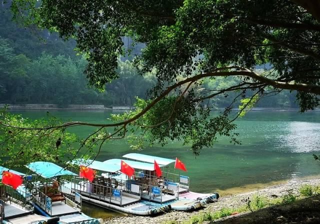 广西桂林阳朔有个小镇，名气不大游客不多，风景秀丽如世外桃源