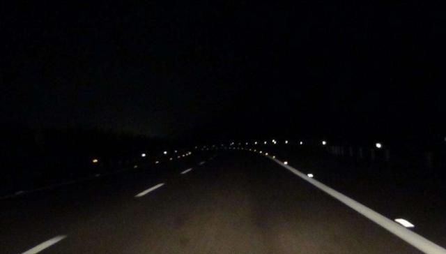  「高速」晚上在高速公路开车能开近光灯吗？老司机：看完你就明
