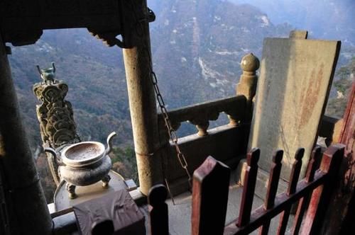 湖南一位峭壁飞人，专帮人上“龙头香”，每日收入高达上万元！