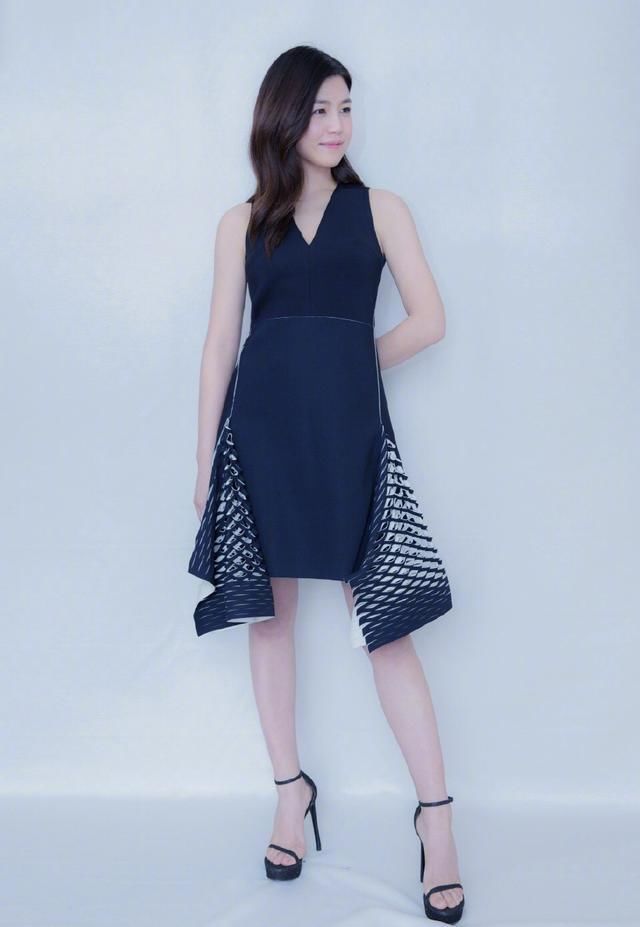 陈妍希身穿黑色蕾丝连衣裙，性感动人，网友:这跟没穿一样啊!