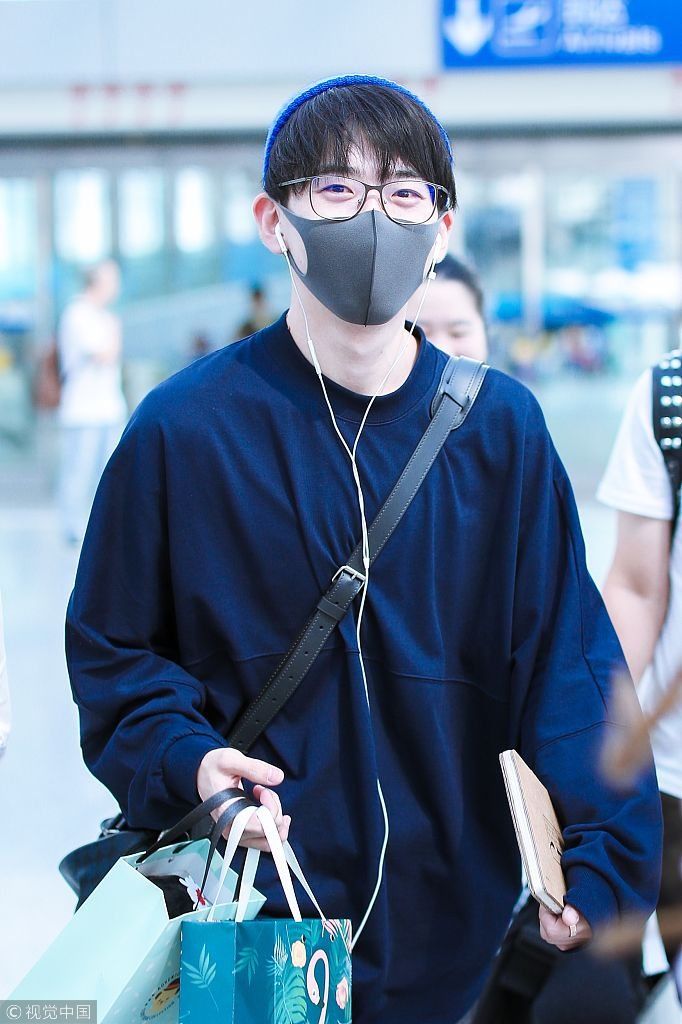 “鲜肉网红”费启鸣抱玩偶听曲一脸呆萌 安检遭“搜身”不影响心