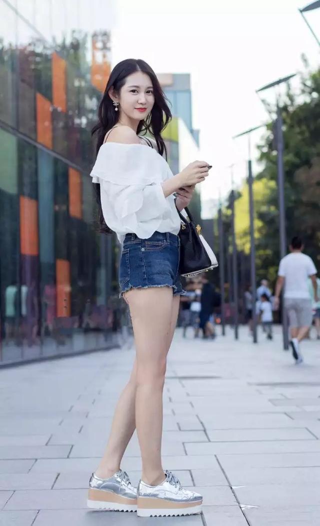 偶遇美女，青春娇美气场十足，上演极致身材！