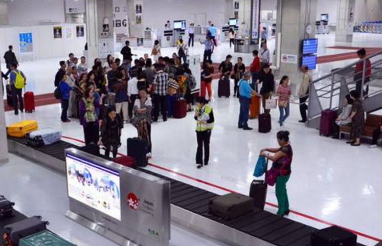 妈妈带女儿在机场假装孕妇，优先通行，发文在网上炫耀！