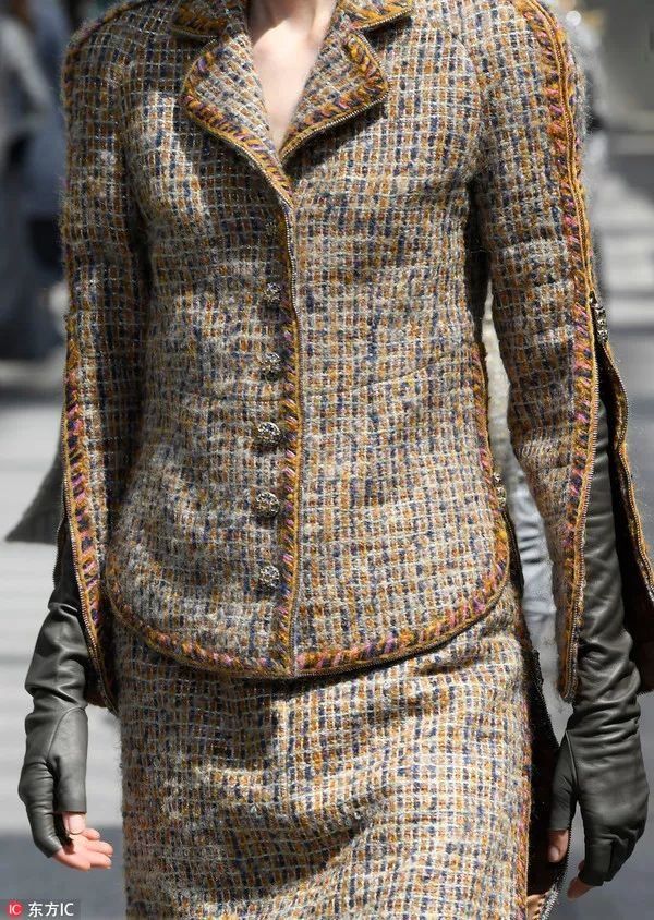 我们在巴黎大皇宫变的书报亭里问了周迅和刘雯一些小秘密……