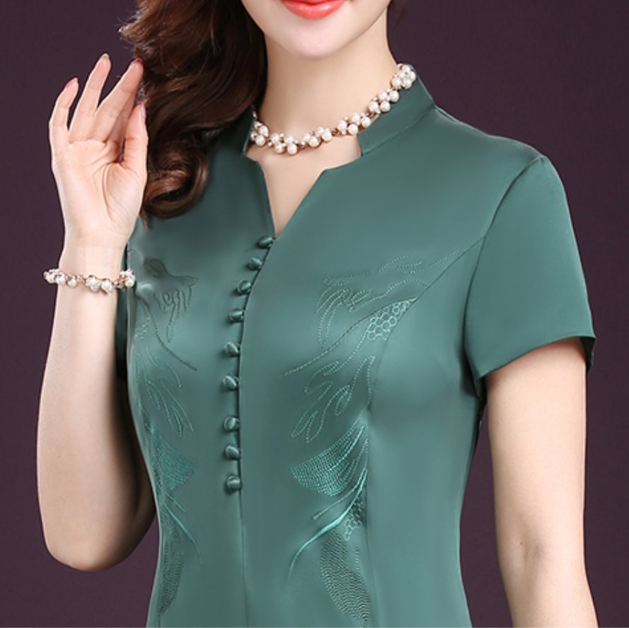 妈妈衣柜多了几件“秋裙”，穿上端庄又温婉，同事都夸我妈会打扮