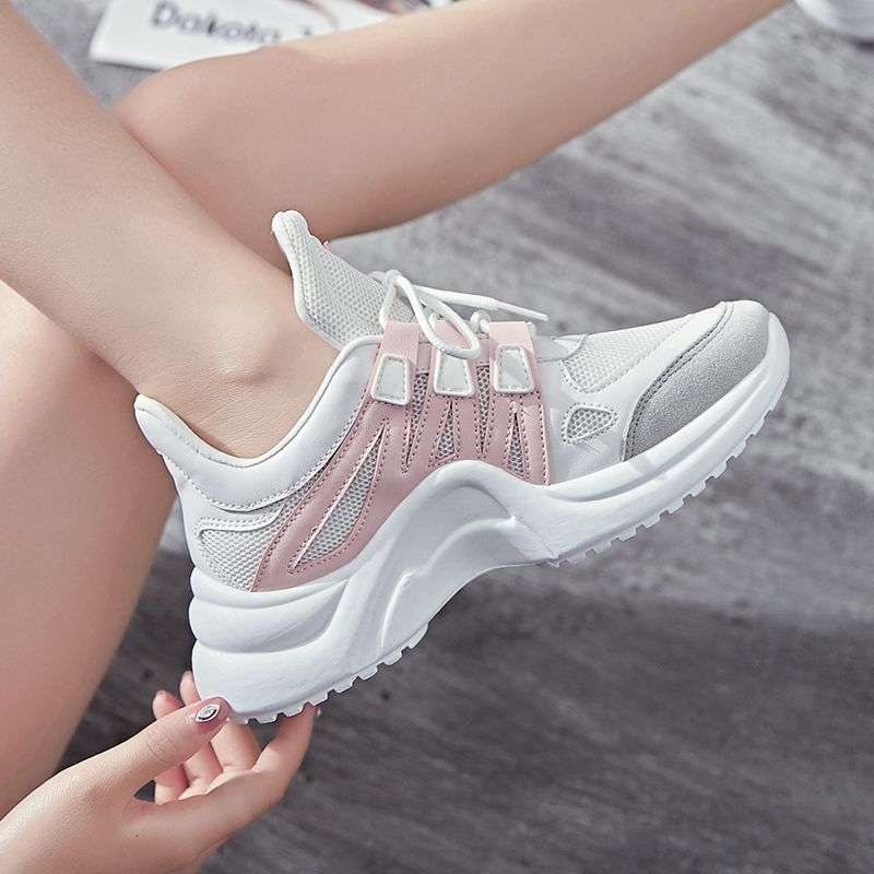 最经典“18新款小白鞋”，出门搭配一条牛仔裤，浑身充满活力范