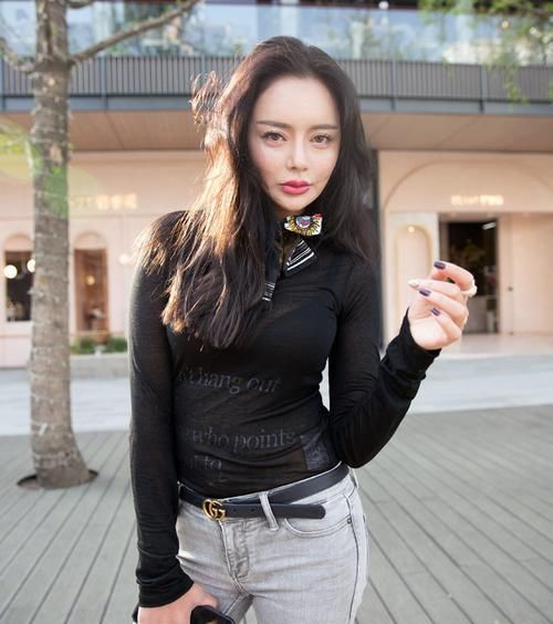  气质|街拍：小姐姐一字肩连衣裙搭皮鞋，休闲大方又有气质