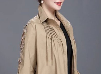 今年流行的薄风衣，一款比一款洋气百搭，50岁妈妈穿上美爆了