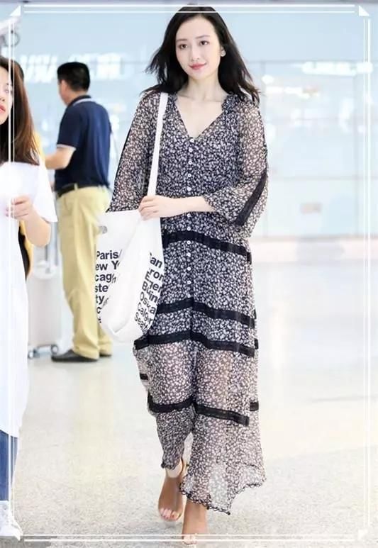 韩雪一件蓝色开叉雪纺长裙清新有气质，比奚梦瑶还性感的是她了