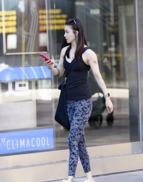  牛仔裤■街拍：身材苗条的小姐姐，一件白色短袖配牛仔裤，时尚好身材