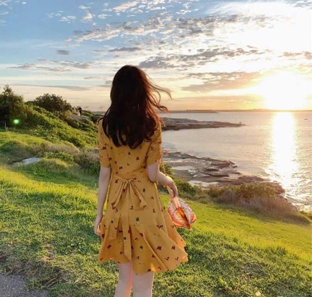  款淡黄：近期这条“浅黄的长连衣裙”忽然就火起来了，女星都会穿它！