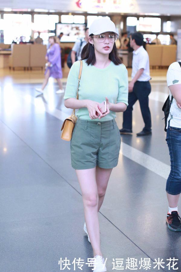 李沁素颜现身机场,网友:皮肤与大腿一个色,确实没有p图!