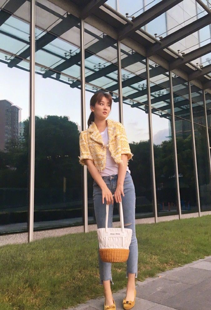 乔欣有钱任性!好好的牛仔裤非得剪掉一块,网友:真显腿长