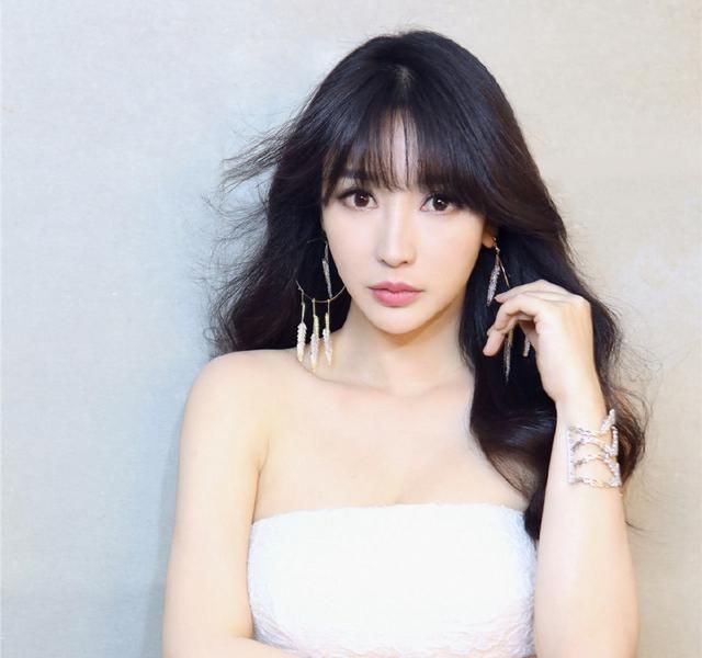 柳岩:快40岁的她依旧性感迷人，网友:永远的女神!