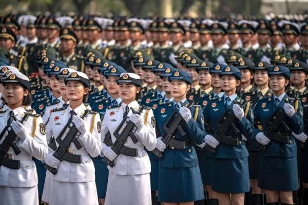  阅兵式■阅兵式上女兵的口红是雅诗兰黛、兰蔻？别猜了，是来自