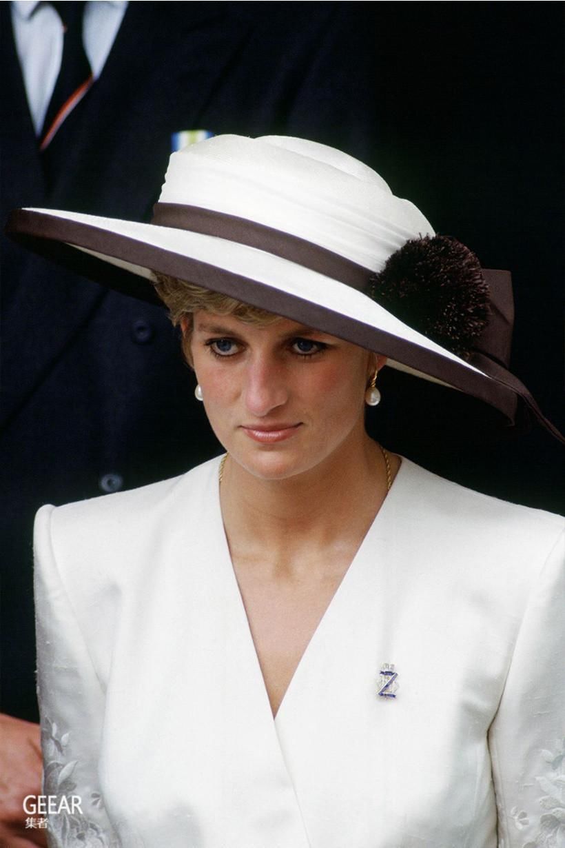 皇室人员的专属帽子戏法:32张照片回顾戴安娜王妃经典帽子造型!