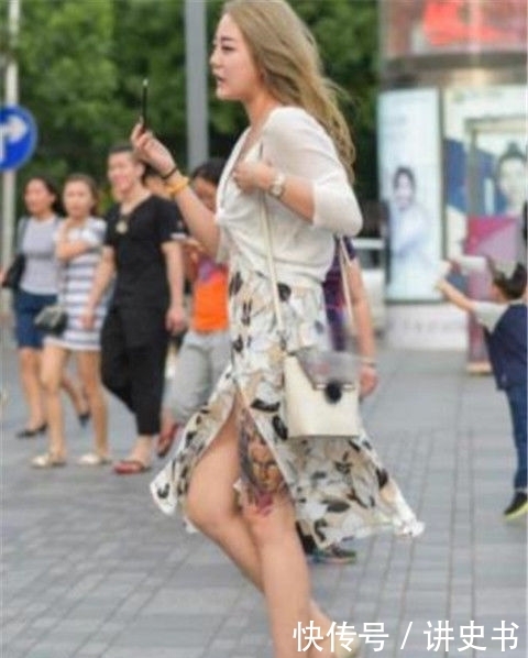 『不已』街拍:身材匀称的美女,一件露肩上衣配靓丽的小皮裤,让人赞不已