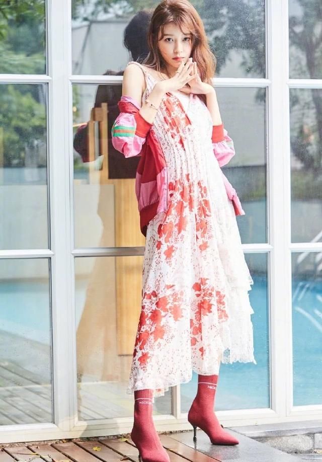 只有25岁，却比杨幂脖子前伸还严重，最近换了身衣服，终于美了