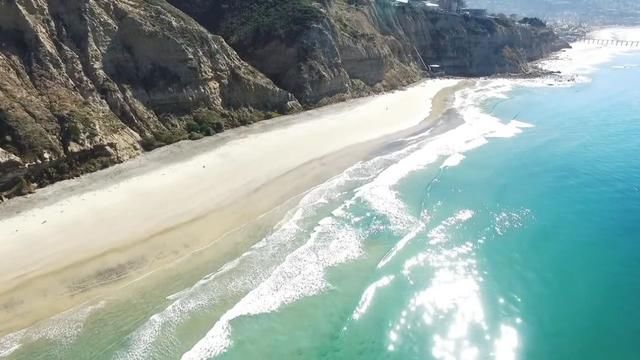 世界最著名的一丝不挂海滩,吸引了众多美女前往!