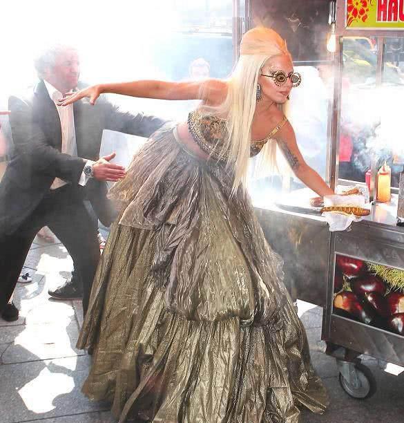 这些鞋子太奇葩！那些年，Lady Gaga穿的高跟鞋雷到过你吗？