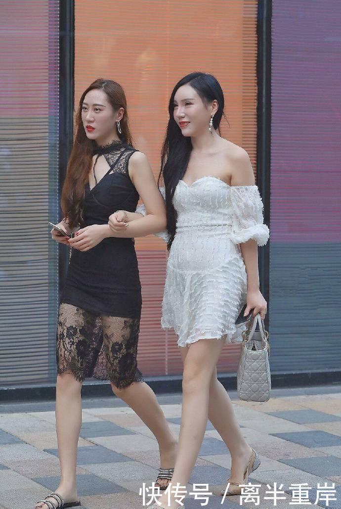  真显：街拍：小姐姐黑色吊带T恤搭紧身牛仔裤，戴墨镜真显年轻！